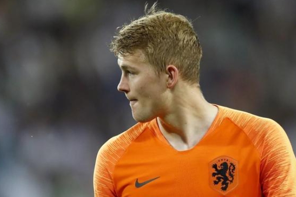 德弗里踢什么位置？